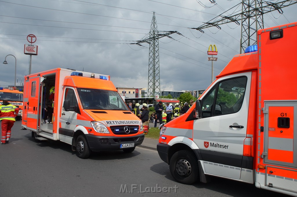 Schwerer Bus Unfall Koeln Porz Gremberghoven Neuenhofstr P021.JPG - Miklos Laubert